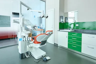 Sală de tratament cu unit dentar modern - cabinet stomatologic Happy Clinic Pipera