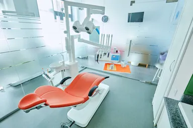 Scaun stomatologic modern cu lampă de tratament - Happy Clinic Pipera