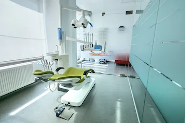 Sală de tratament luminoasă cu unit dentar - Happy Clinic Pipera