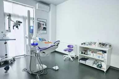 Sală de tratament cu microscop dentar - Happy Clinic Pipera