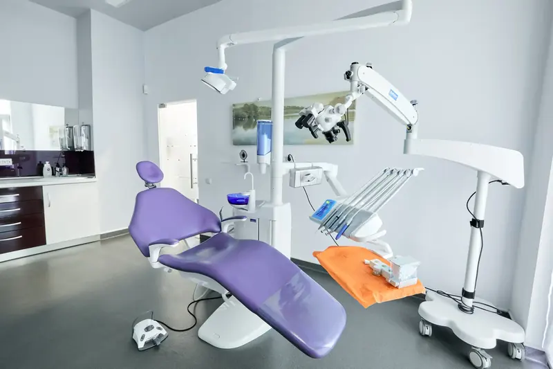 Troisième salle de soins Happy Clinic, avec microscope